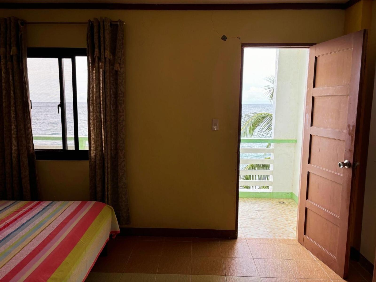 White Beach Hotel Puerto Galera Powered By Cocotel Exterior foto
